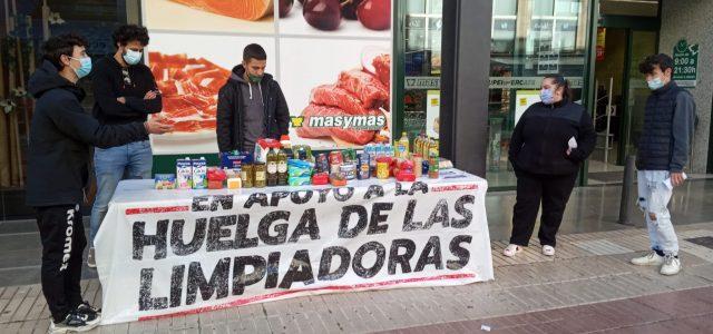 Estudiants organitzen una recollida solidària en suport de les netejadores