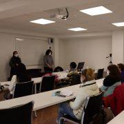 Una nova edició dels cursos de valencià ensenya la llengua a nouvinguts i pares