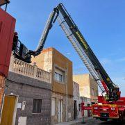 Els bombers es mobilitzen per rescatar a una persona que ha caigut en una teulada en Vila-real