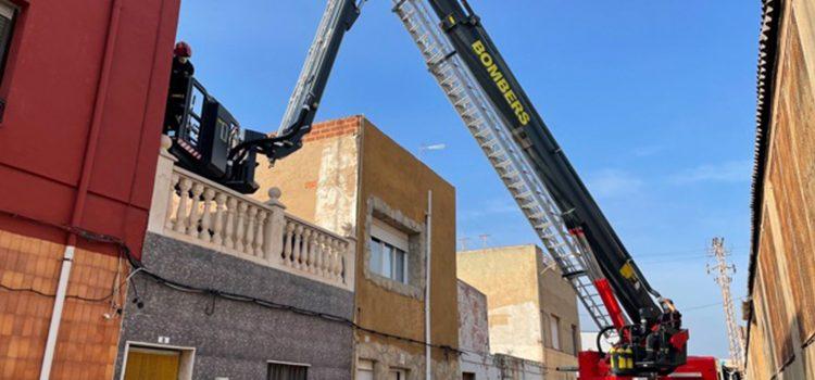 Els bombers es mobilitzen per rescatar a una persona que ha caigut en una teulada en Vila-real