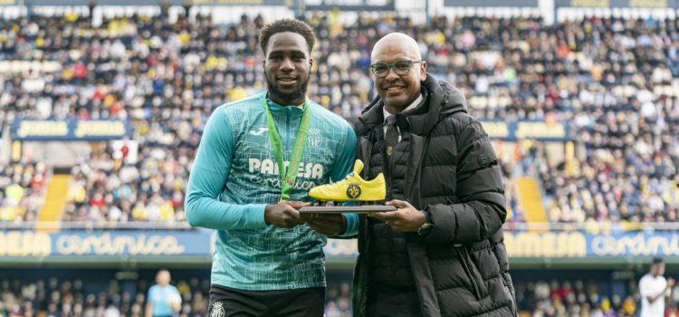 El Villarreal i l’afició ret homenatge a Boulaye Dia per la seua medalla d’or en la Copa d’Àfrica