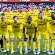Els jugadors del Villarreal salten al camp amb una samarreta amb ànims per a Llaneza