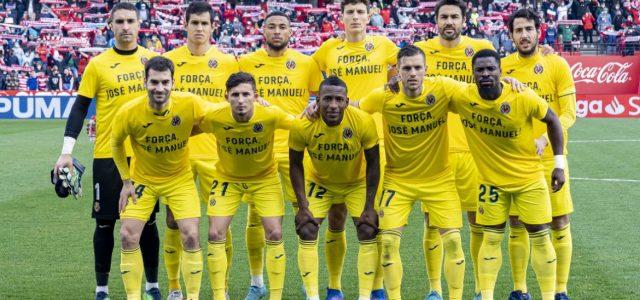 Els jugadors del Villarreal salten al camp amb una samarreta amb ànims per a Llaneza