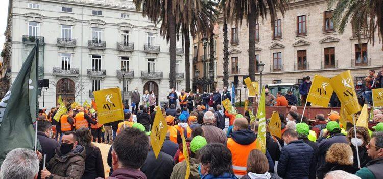 8.000 agricultors col·lapsen València reclamant solucions per al sector