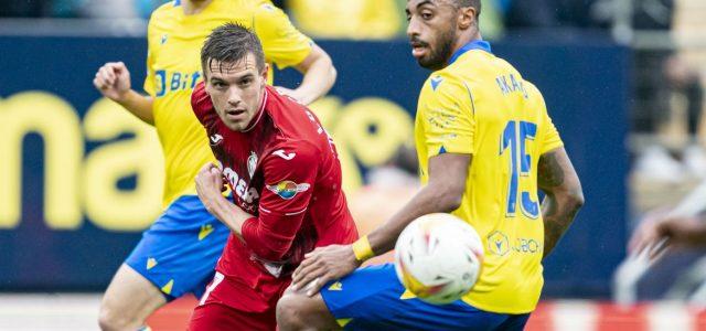 El Villarreal surt noquejat del camp del Cádiz gràcies a un solitari gol de Rubén Sobrino