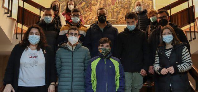 Els alumes de La Panderola visiten l’Ajuntament per conéixer el seu funcionament