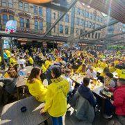 Els 3.000 aficionats groguets ‘envaeixen’ els carrers de Liverpool 