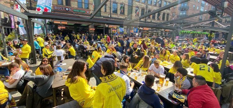 Els 3.000 aficionats groguets ‘envaeixen’ els carrers de Liverpool 