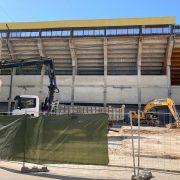 Les obres en l’Estadi de la Ceràmica comencen amb l’enderrocament de les cases dels carrers Benicàssim i Almassora