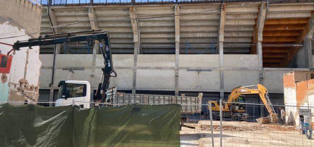 Les obres en l’Estadi de la Ceràmica comencen amb l’enderrocament de les cases dels carrers Benicàssim i Almassora