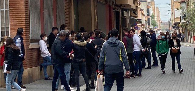 Cues per al passaport en la Policia Nacional d’aficionats del Vila-real per a viatjar a Liverpool