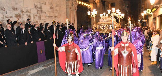 Més de 1.800 confrares mostren el seu fervor i la seva passió en la processó del Sant Enterrament de Vila-real