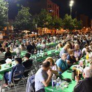 Prop de 2.000 persones participen en el XVI Sopar de germanor per a veïns i veïnes