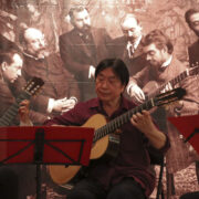 El guitarrista japonés Takeshi Tezuka visita el Museu de la Ciutat Casa de Polo de Vila-real