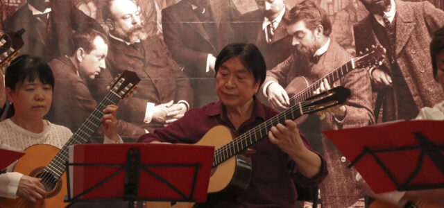 El guitarrista japonés Takeshi Tezuka visita el Museu de la Ciutat Casa de Polo de Vila-real