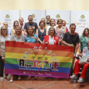 Vila-real dóna suport al col·lectiu LGTBI+ amb la penjada d’una pancarta pel Dia de l’Orgull