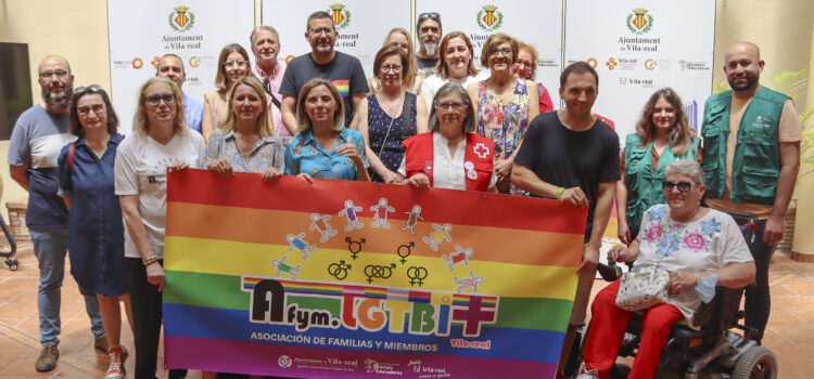 Vila-real dóna suport al col·lectiu LGTBI+ amb la penjada d’una pancarta pel Dia de l’Orgull