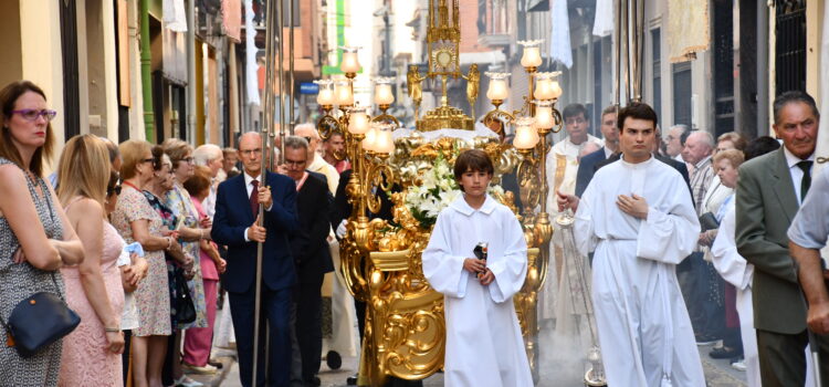 Vila-real celebra la festivitat del Corpus Christi amb missa i processó