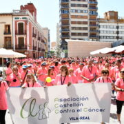 Vila-real es tenyeix de rosa per celebrar la I Marxa solidària contra el càncer