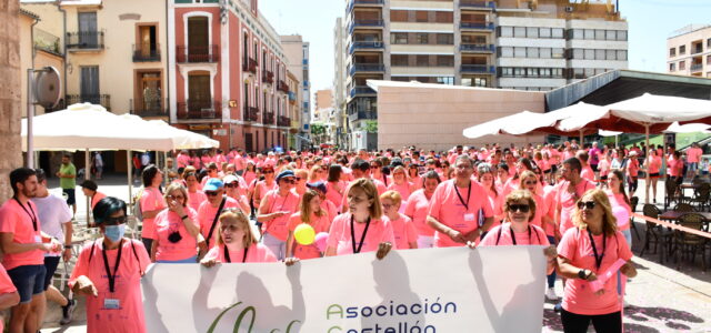 Vila-real es tenyeix de rosa per celebrar la I Marxa solidària contra el càncer