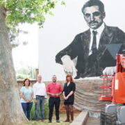 Paula Bonet intervé en el mural del jardí de la Casa Polo que recorda les víctimes del nazisme