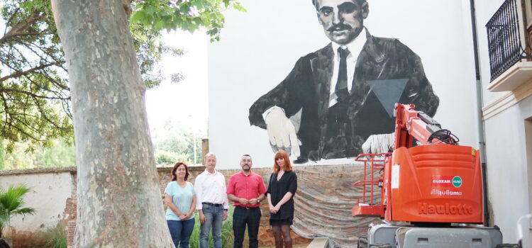 Paula Bonet intervé en el mural del jardí de la Casa Polo que recorda les víctimes del nazisme