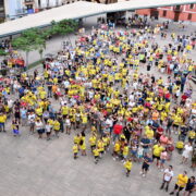 Els veïns de Vila-real acullen al Villarreal B amb una gran recepció en la plaça de l’Ajuntament