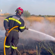 Un incendi de vegetació provoca talls de circulació dels trens entre Vila-real i Borriana