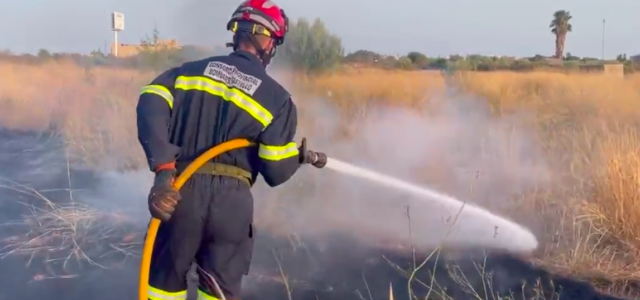 Un incendi de vegetació provoca talls de circulació dels trens entre Vila-real i Borriana