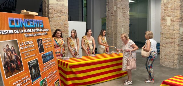 Cues i expectació entre els veïns per fer-se amb un programa de festes al Gran Casino