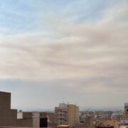 Així s’aprecia el cel de Vila-real amb el fum procedent de l’incendi a Begís