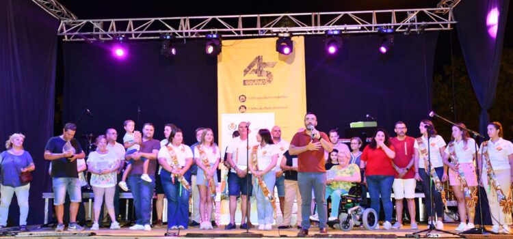 Macrosopar de pa i porta en el parc de la Maiorasga amb homenatge als seus impulsors