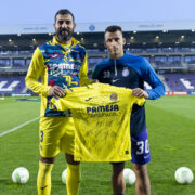 El Villarreal CF regala una camiseta al capità del conjunt austríac