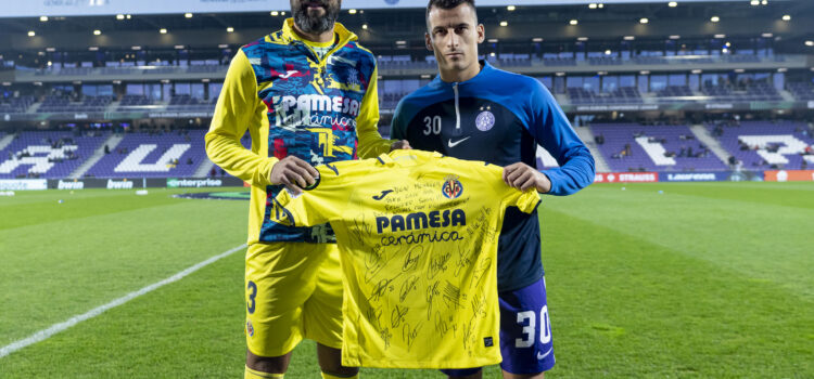 El Villarreal CF regala una camiseta al capità del conjunt austríac