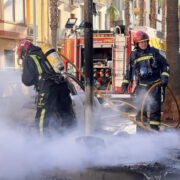 Efectius dels bombers apaguen les flames del vehicle incendiat a Vila-real