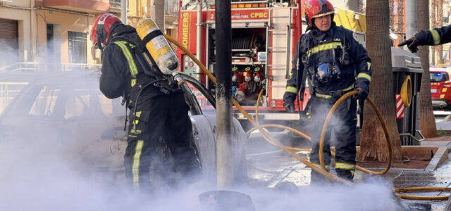 Efectius dels bombers apaguen les flames del vehicle incendiat a Vila-real