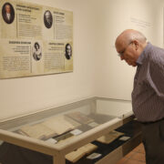 L’exposició ‘Lletres antigues universals 1860-1950’ recull 26 obres d’autors internacionals de gèneres literaris de ficció i no ficció