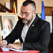 José Benlloch i Fernando Roig signen al llibre de condolences en memòria de José Manuel Llaneza