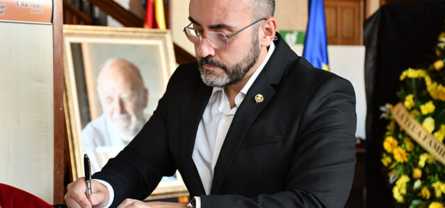 José Benlloch i Fernando Roig signen al llibre de condolences en memòria de José Manuel Llaneza