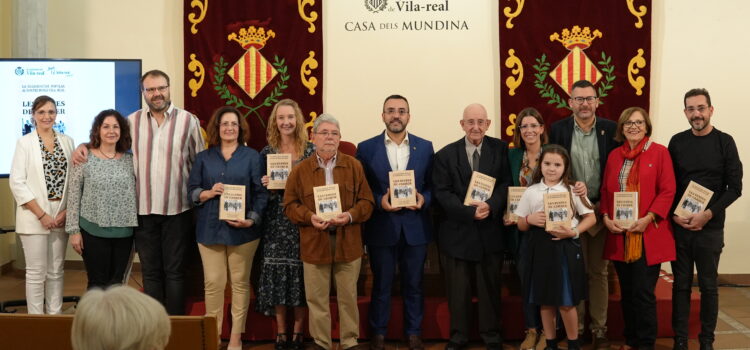 L’organista Belau interpreta els gojos en la presentació del llibre ‘Les festes de carrer’