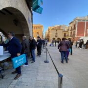 Cues a les portes de la Caixa Rural de Vila-real per fer-se amb un lot nadalenc