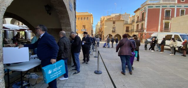 Cues a les portes de la Caixa Rural de Vila-real per fer-se amb un lot nadalenc