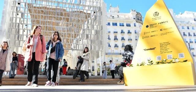 Benlloch inaugura la creació de mobiliari urbà ‘Comboi’ de les EASD a l’Àgora València