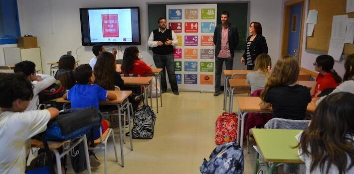 Educació i Creu Roja promouen el programa ‘Activant competències’ contra l’absentisme escolar