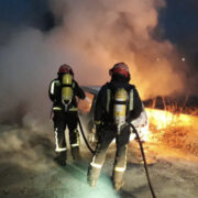 Els bombers intervenen en l’incendi d’un vehicle a Vila-real