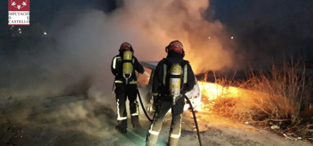 Els bombers intervenen en l’incendi d’un vehicle a Vila-real