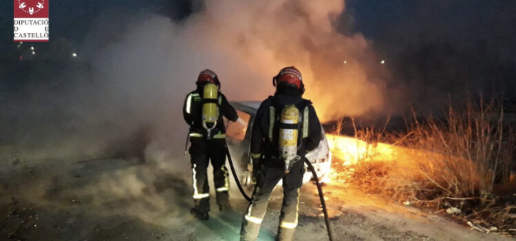 Els bombers intervenen en l’incendi d’un vehicle a Vila-real