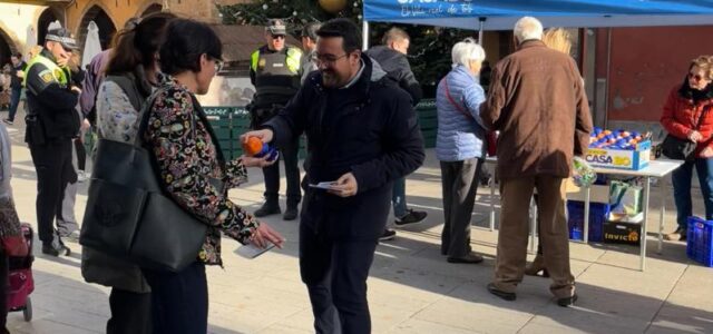 El PP reparteix centenars de quilos de taronges locals per a celebrar Cap d’Any