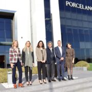 Aitana Mas y Rafa Climent visitan Porcelanosa y hacen cómo se encuentra el sector