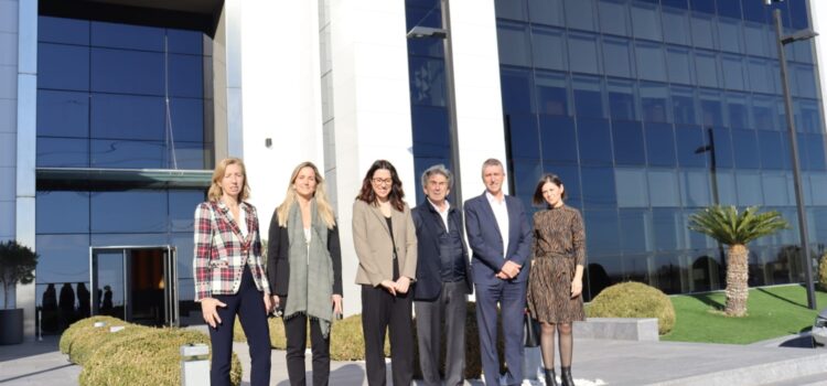 Aitana Mas y Rafa Climent visitan Porcelanosa y hacen cómo se encuentra el sector